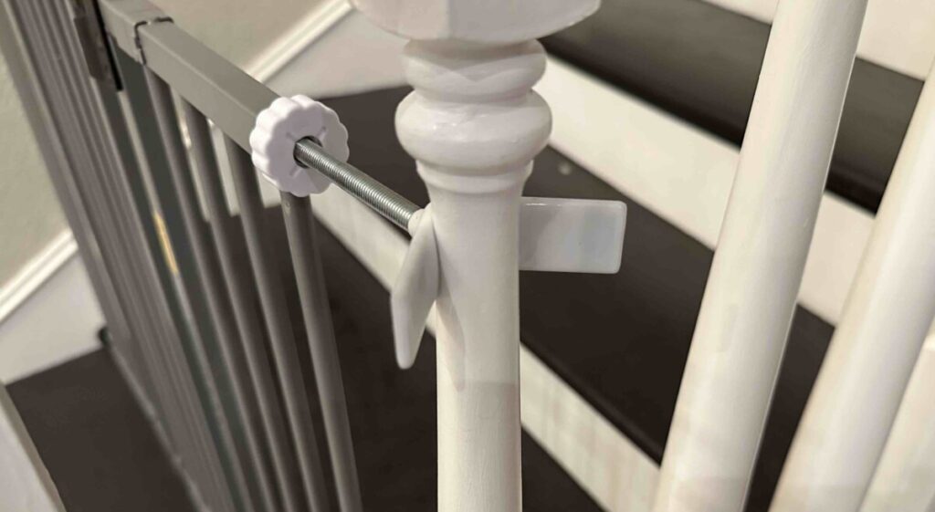 Y-spindle for baby gate